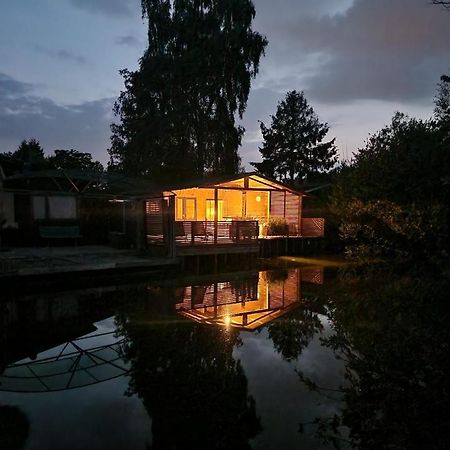 Rustig Gelegen Chalet Solvo Met Terras Aan Het Water Geel Exteriör bild