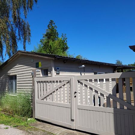 Rustig Gelegen Chalet Solvo Met Terras Aan Het Water Geel Exteriör bild