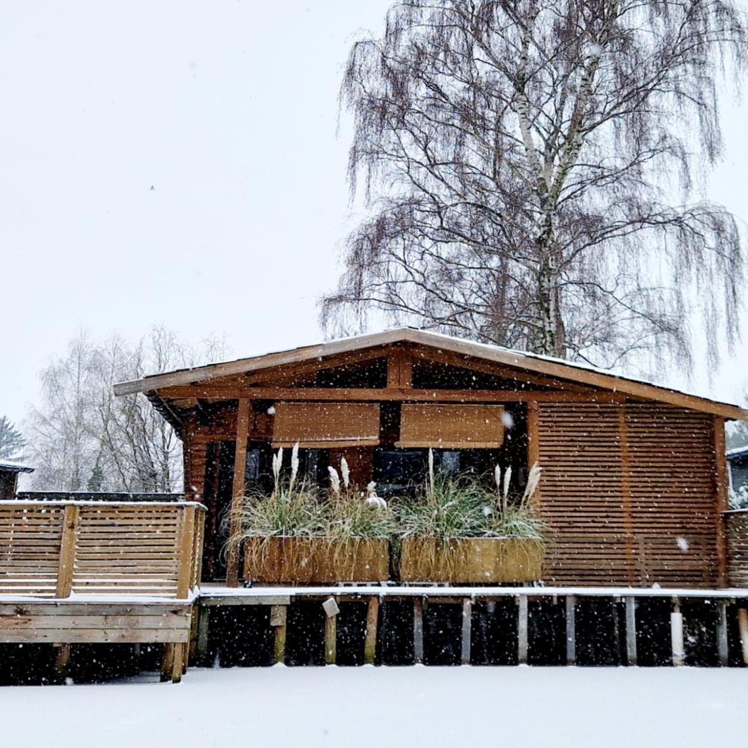 Rustig Gelegen Chalet Solvo Met Terras Aan Het Water Geel Exteriör bild
