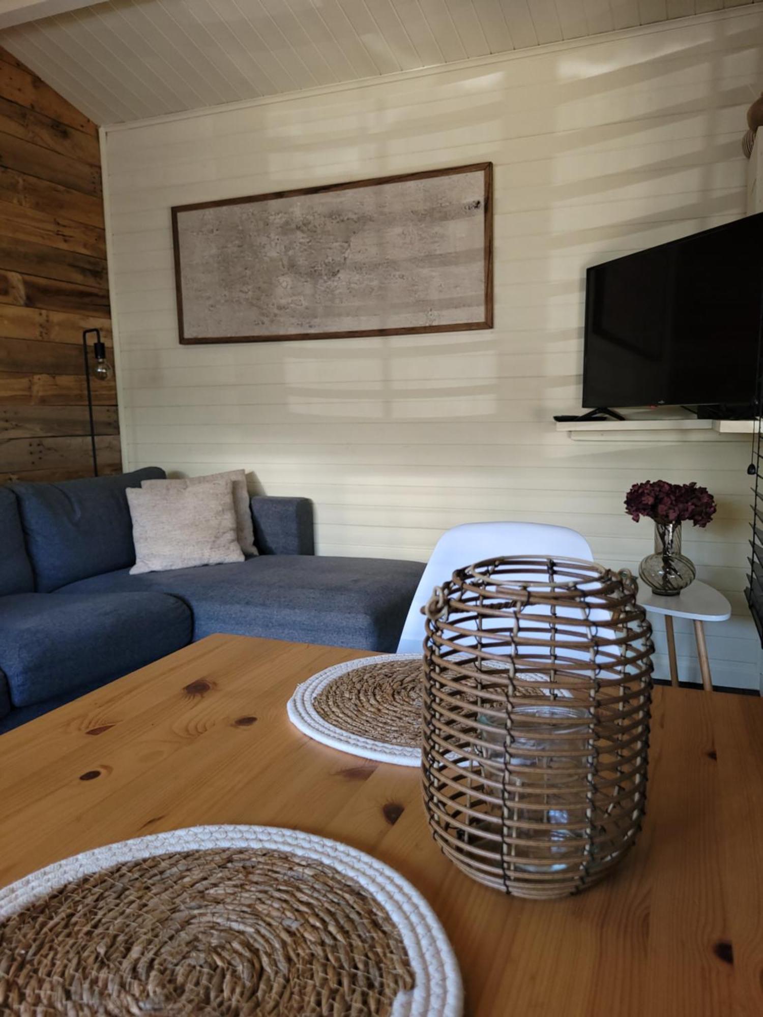Rustig Gelegen Chalet Solvo Met Terras Aan Het Water Geel Exteriör bild