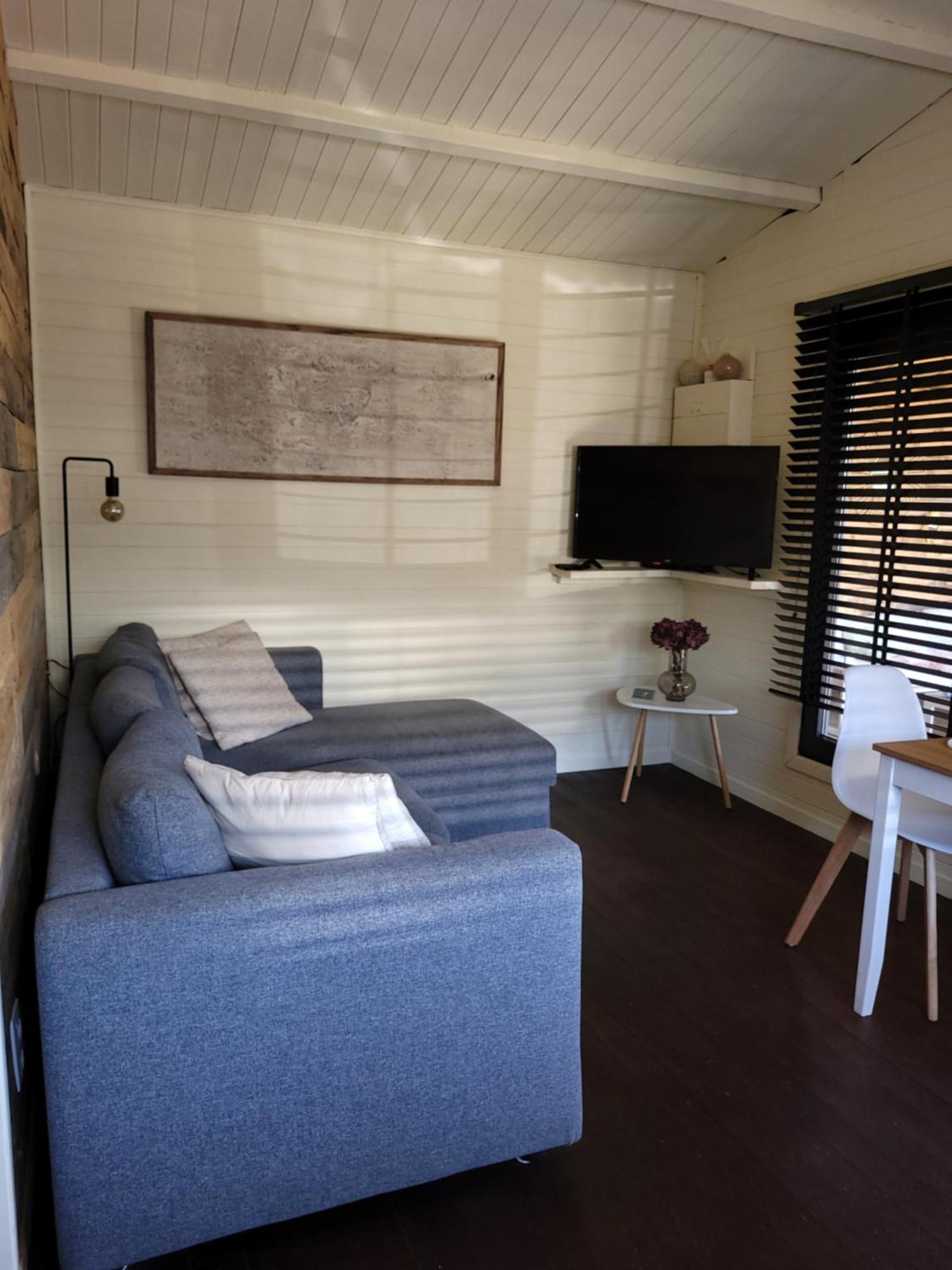Rustig Gelegen Chalet Solvo Met Terras Aan Het Water Geel Exteriör bild