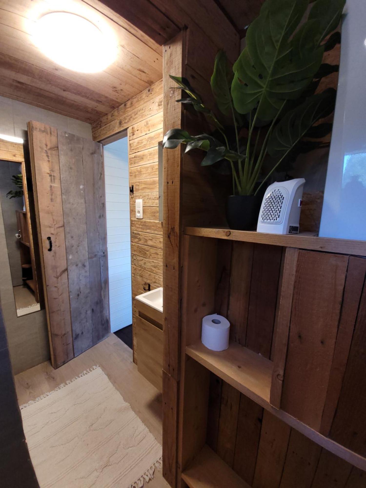 Rustig Gelegen Chalet Solvo Met Terras Aan Het Water Geel Exteriör bild