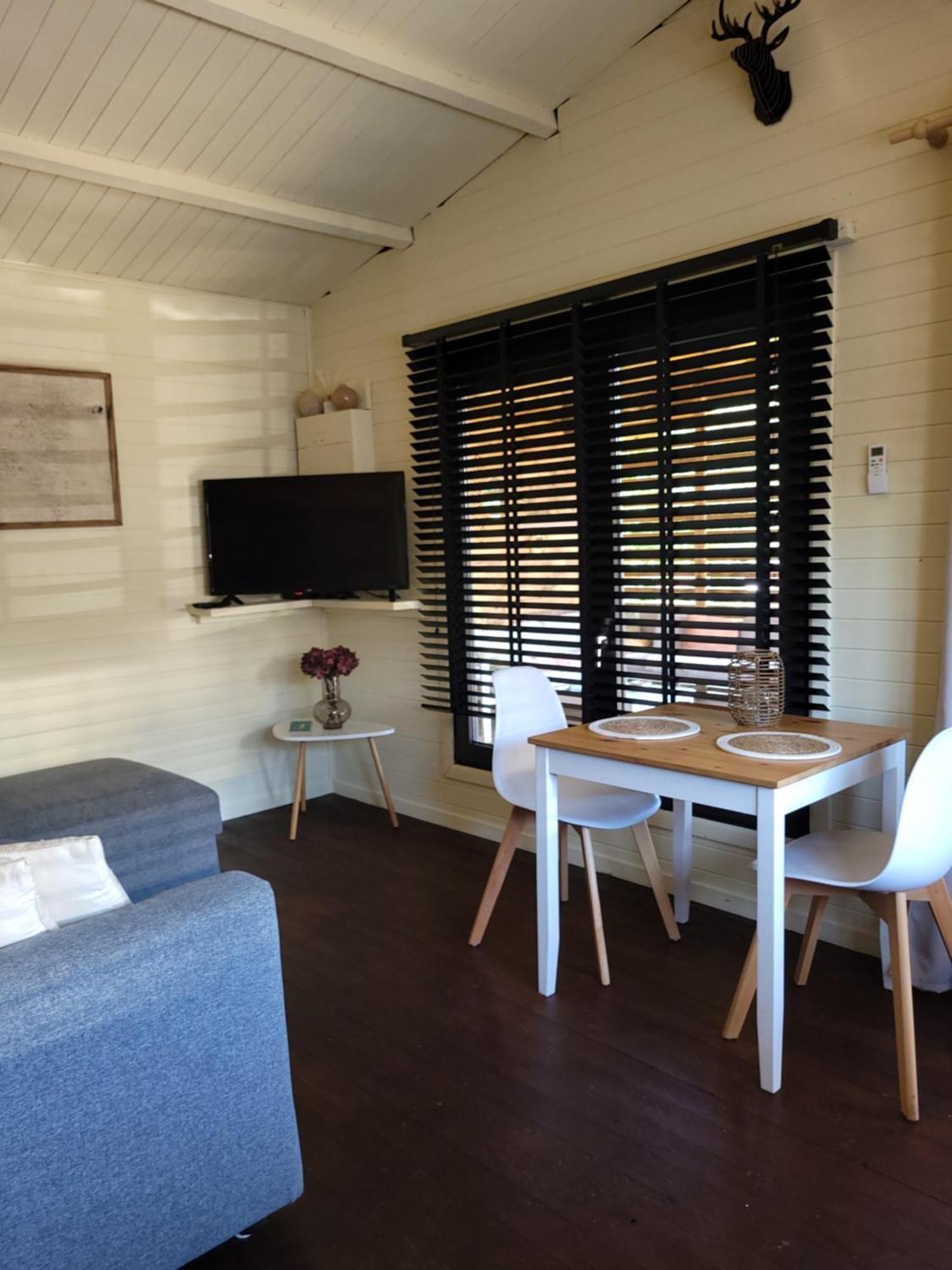 Rustig Gelegen Chalet Solvo Met Terras Aan Het Water Geel Exteriör bild