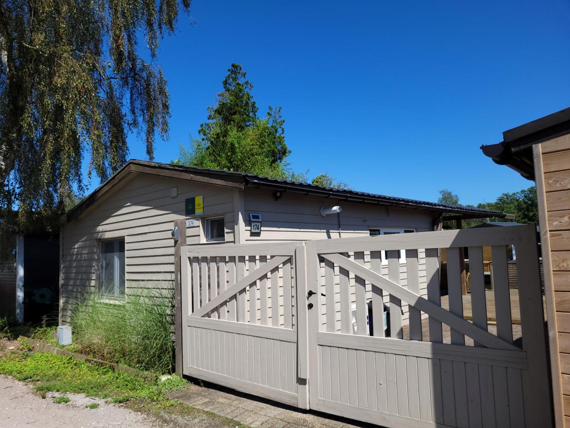 Rustig Gelegen Chalet Solvo Met Terras Aan Het Water Geel Exteriör bild