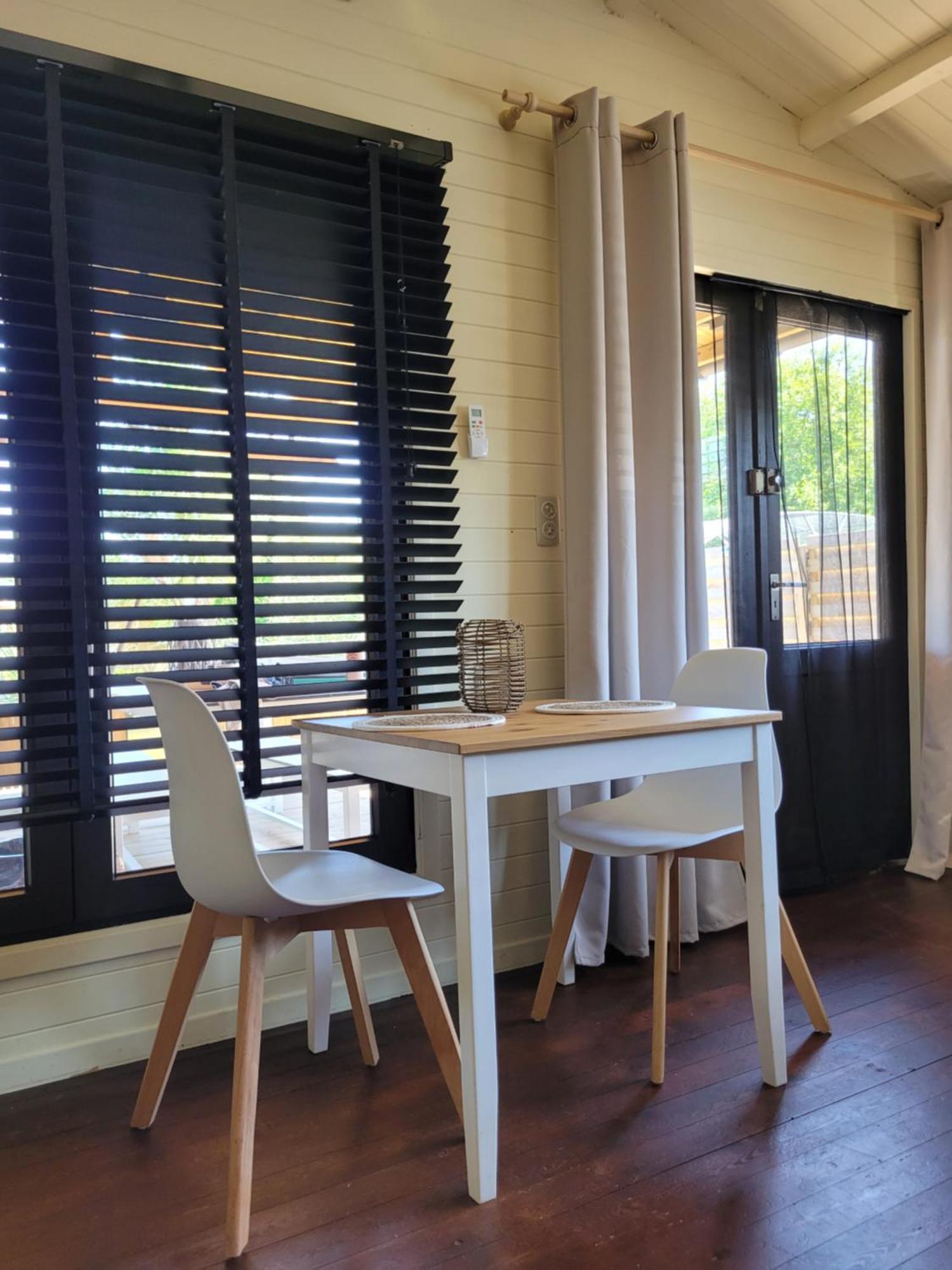 Rustig Gelegen Chalet Solvo Met Terras Aan Het Water Geel Exteriör bild