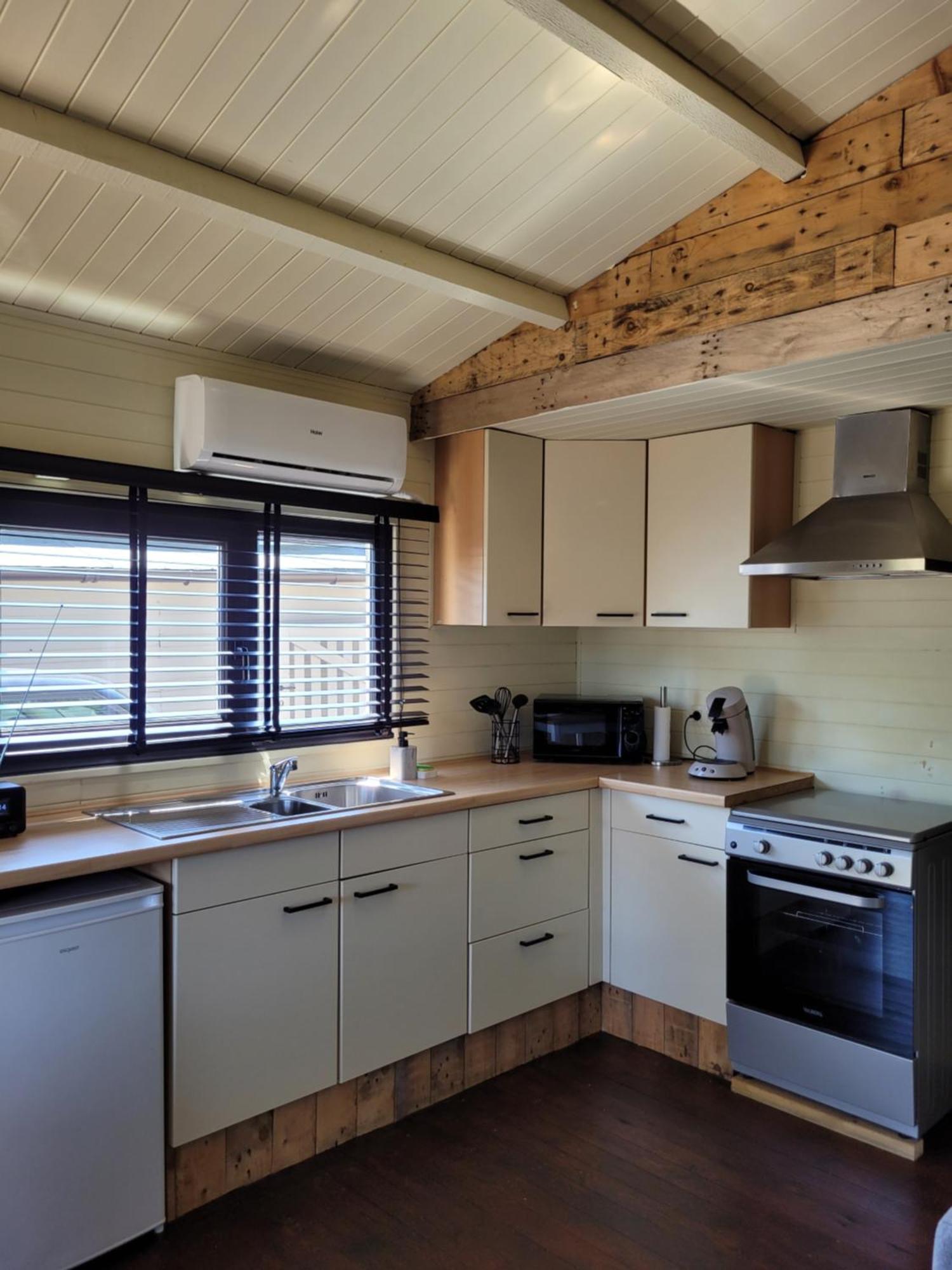 Rustig Gelegen Chalet Solvo Met Terras Aan Het Water Geel Exteriör bild