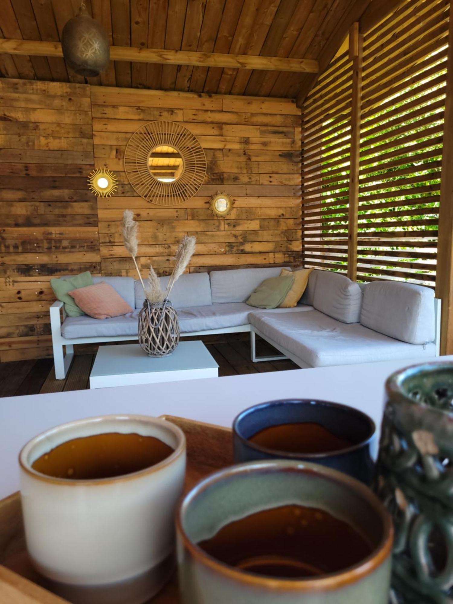 Rustig Gelegen Chalet Solvo Met Terras Aan Het Water Geel Exteriör bild