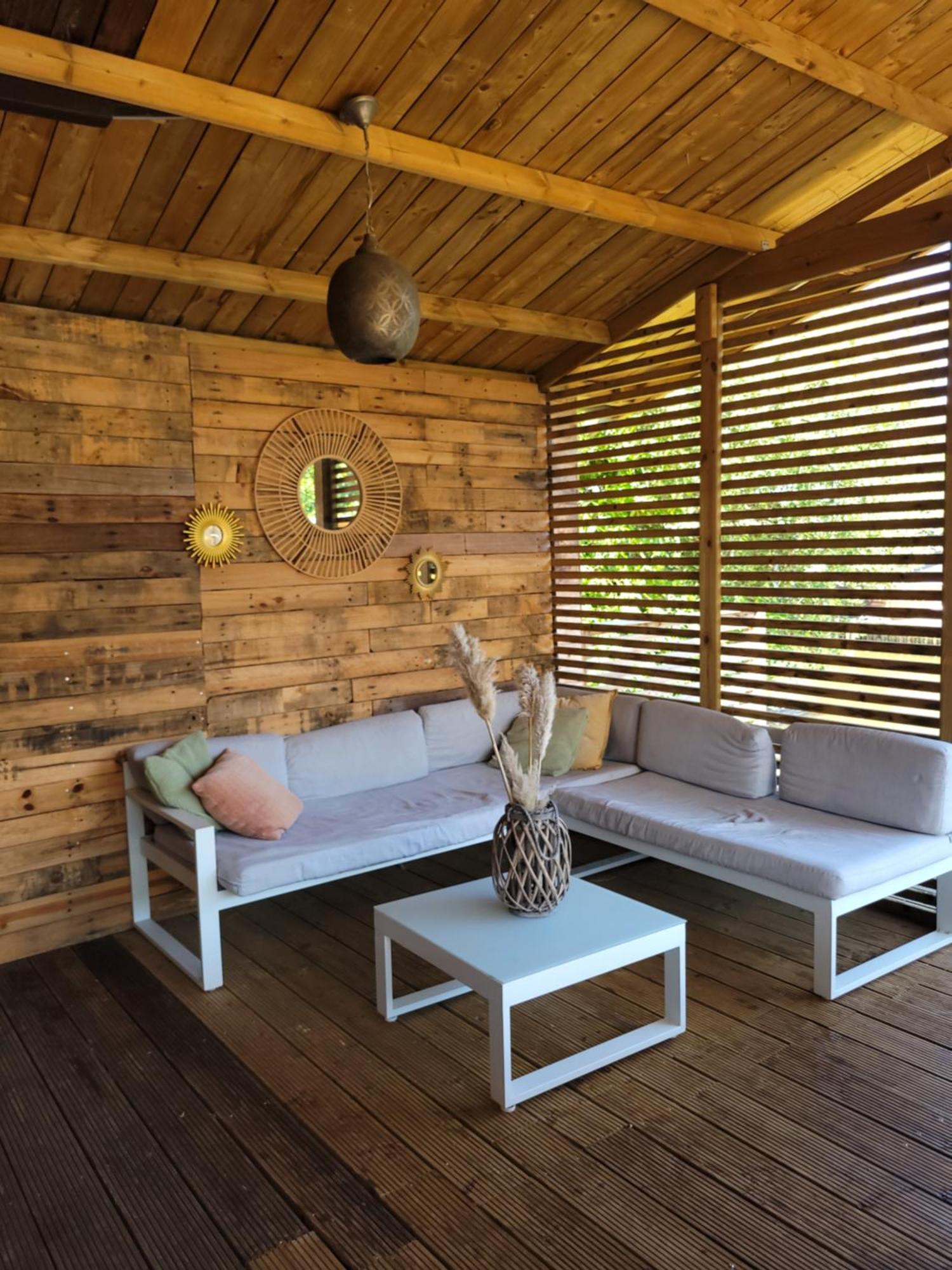 Rustig Gelegen Chalet Solvo Met Terras Aan Het Water Geel Exteriör bild