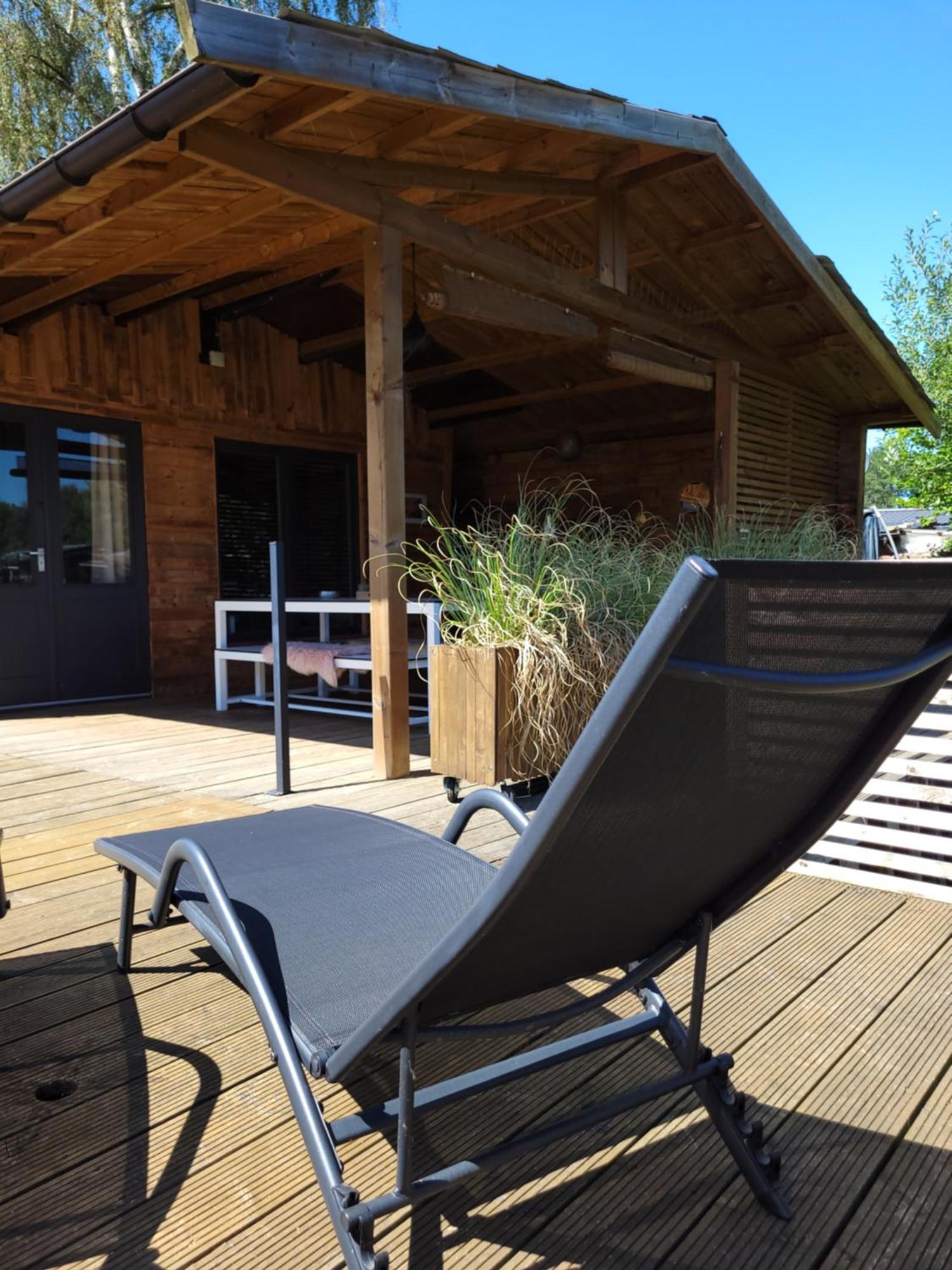 Rustig Gelegen Chalet Solvo Met Terras Aan Het Water Geel Exteriör bild