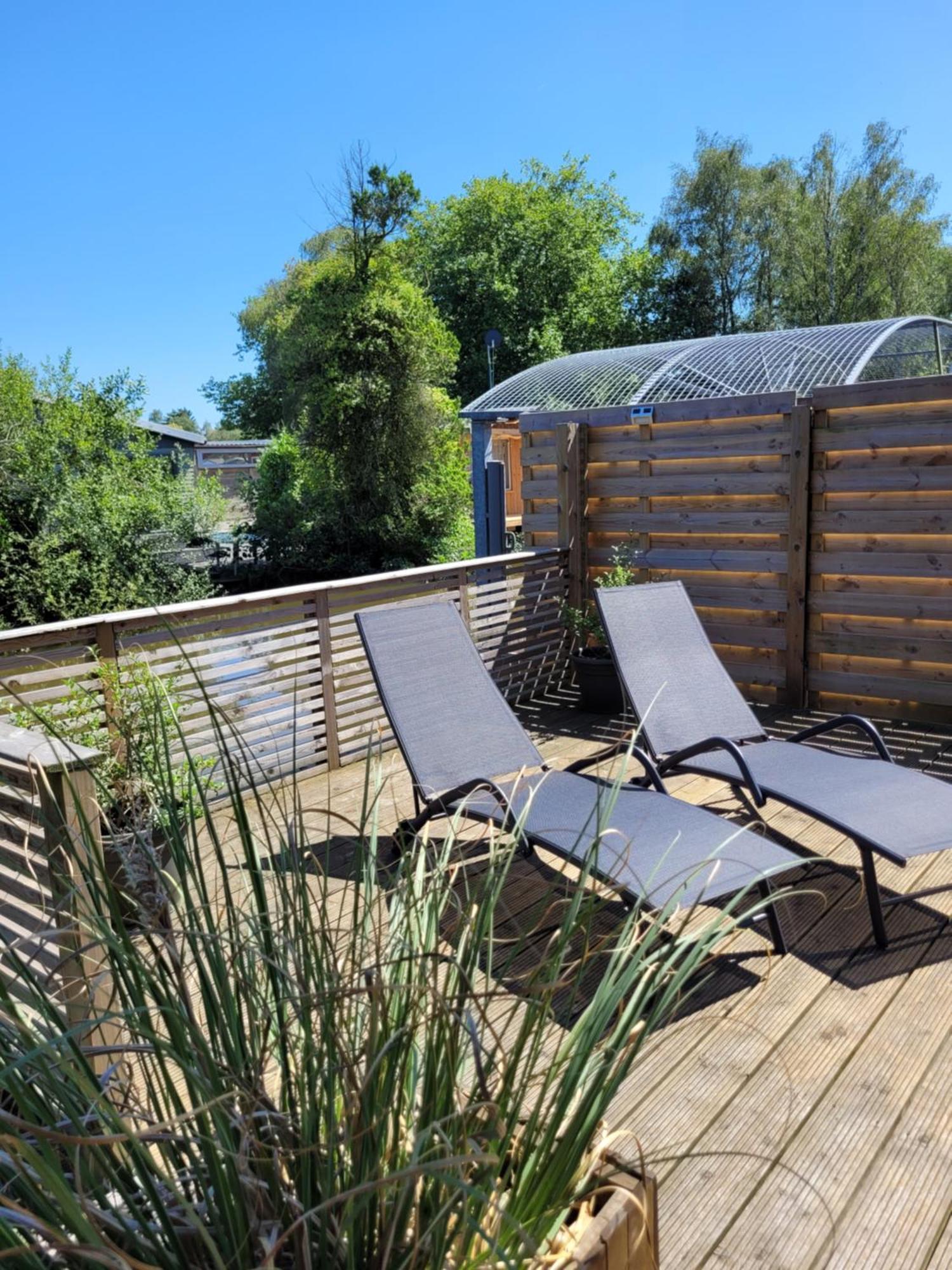 Rustig Gelegen Chalet Solvo Met Terras Aan Het Water Geel Exteriör bild