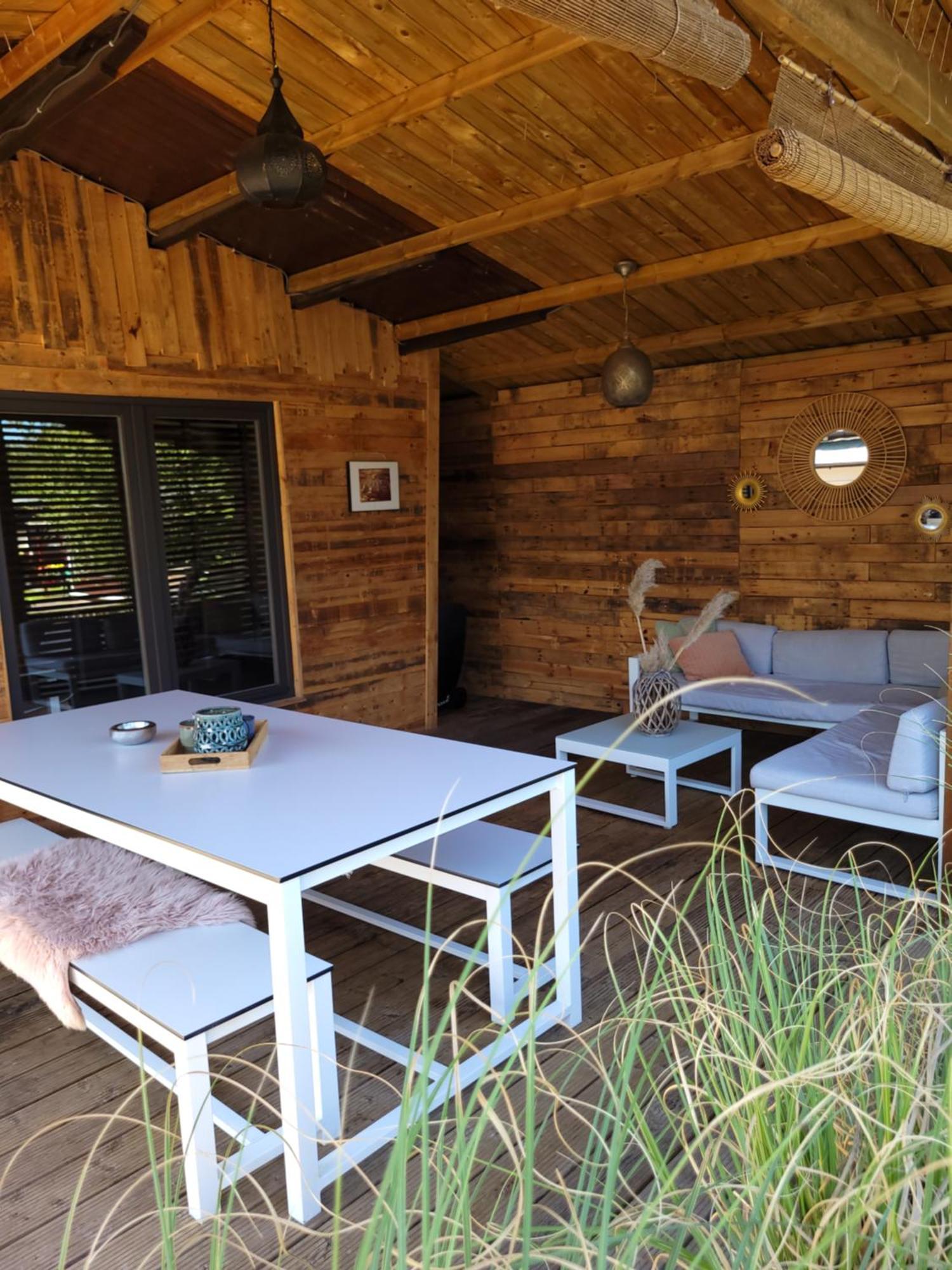 Rustig Gelegen Chalet Solvo Met Terras Aan Het Water Geel Exteriör bild